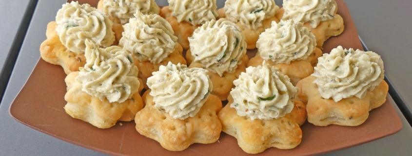 Tartinade pesto aux olives et fromage frais .jpg R (Copy)